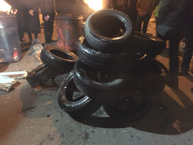 Сторонники Саакашвили принесли бочки и покрышки под здание СБУ