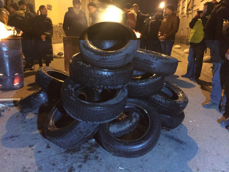 Сторонники Саакашвили принесли бочки и покрышки под здание СБУ