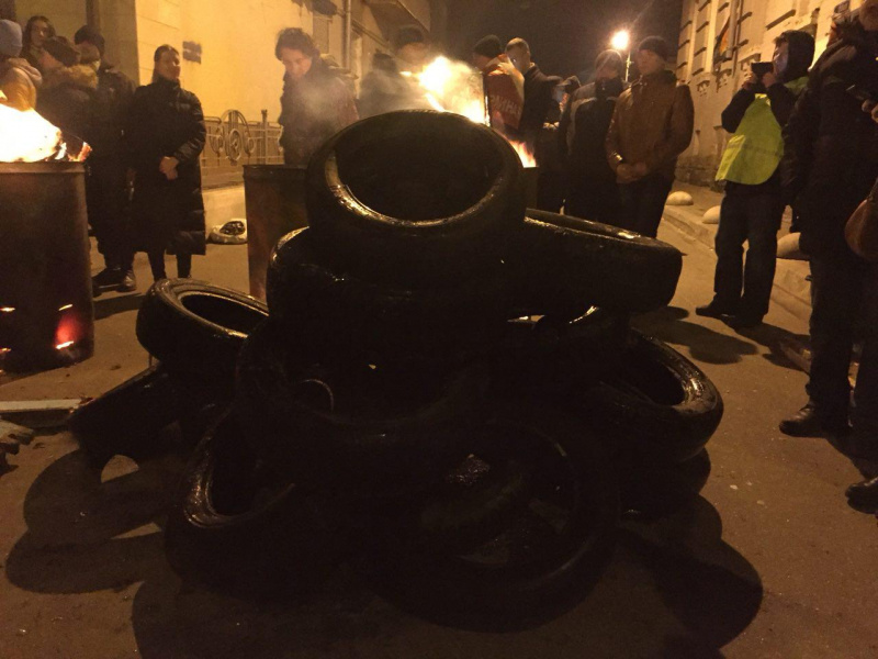 Сторонники Саакашвили принесли бочки и покрышки под здание СБУ