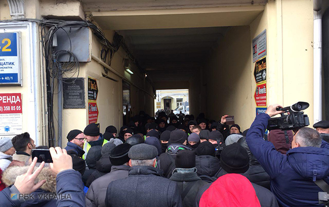 Суд над Саакашвили: под зданием находится около 100 сторонников политика