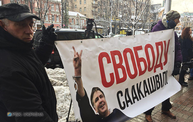 Суд над Саакашвили: под зданием находится около 100 сторонников политика