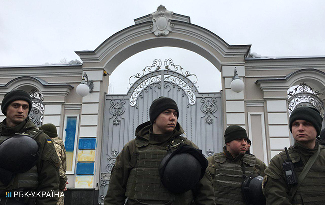 Активисты провели акцию за импичмент возле дома Порошенко