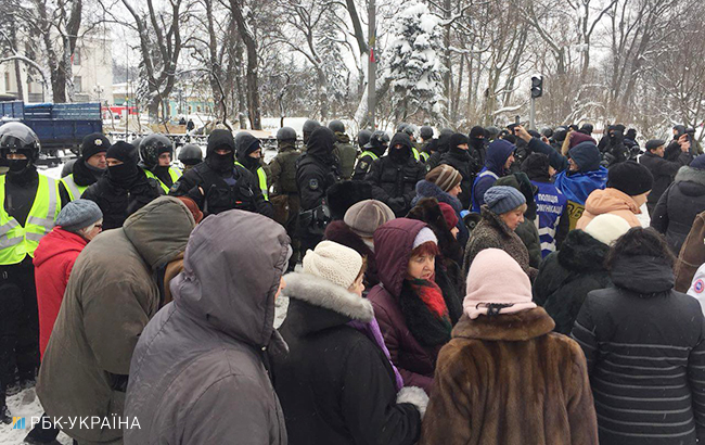 Наметове містечко під Радою розбирають бійці Нацгвардії