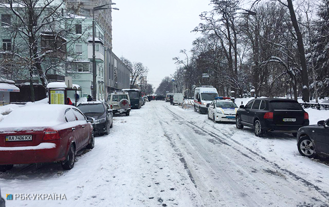 Наметове містечко під Радою розбирають бійці Нацгвардії
