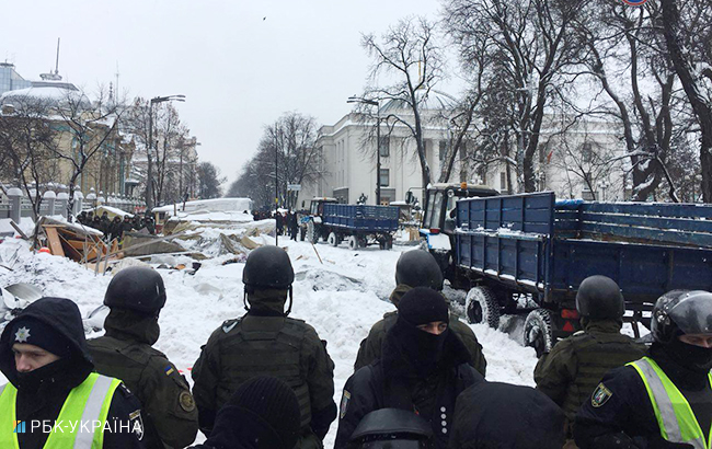 Наметове містечко під Радою розбирають бійці Нацгвардії