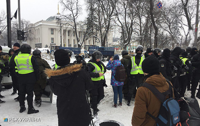 Наметове містечко під Радою розбирають бійці Нацгвардії