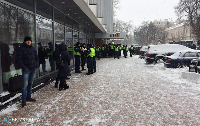 Наметове містечко під Радою розбирають бійці Нацгвардії