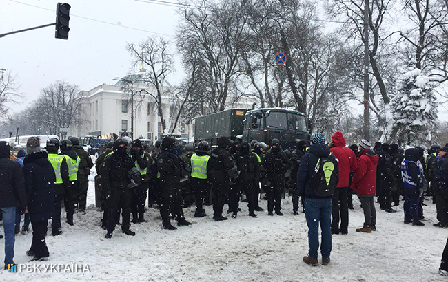 Наметове містечко під Радою розбирають бійці Нацгвардії