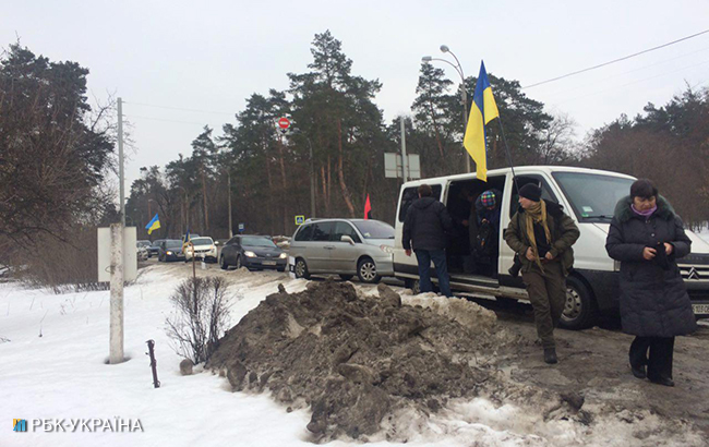 Активисты начали пикетировать дом Авакова