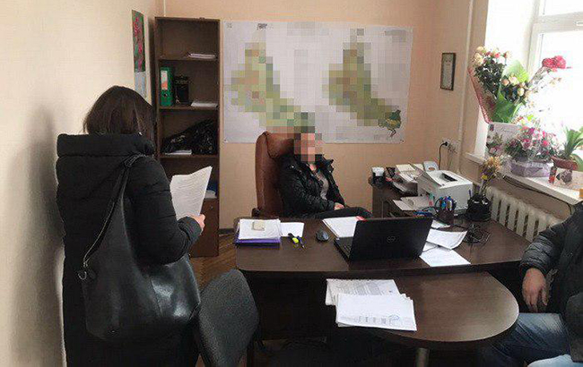 В Киевской области чиновников одного из горсоветов разоблачили на взятке