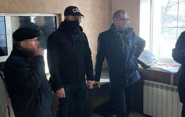 В Киевской области чиновников одного из горсоветов разоблачили на взятке