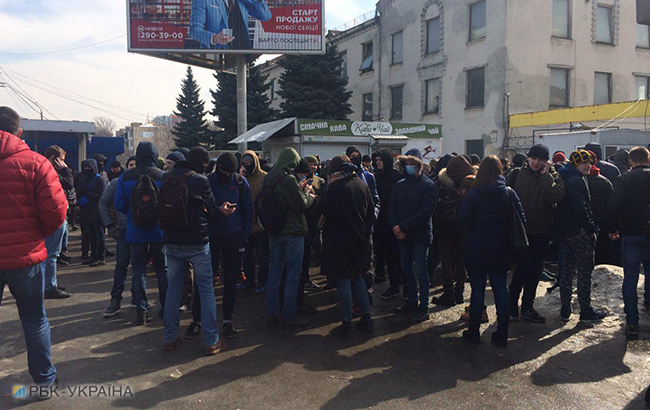 В здании базы &quot;Азов&quot; проводят обыски