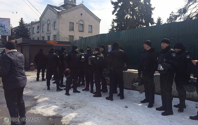 В здании базы &quot;Азов&quot; проводят обыски