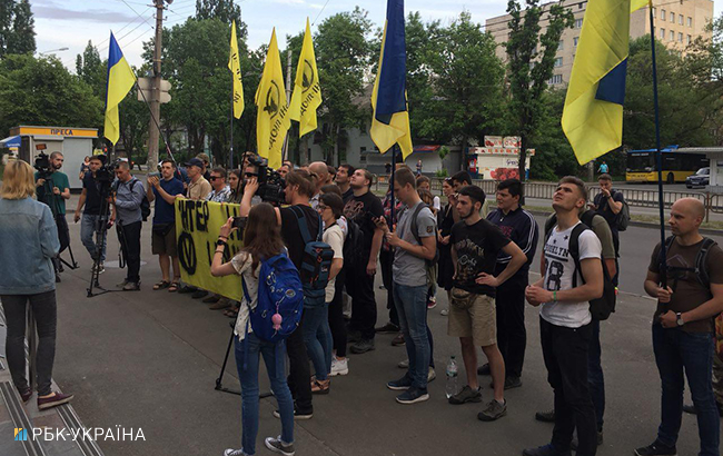 В Киеве активисты пикетируют здание ТК &quot;Интер&quot;