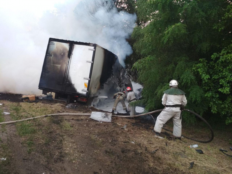 У Запорізькій області через зіткнення загорілись вантажівка та легковик