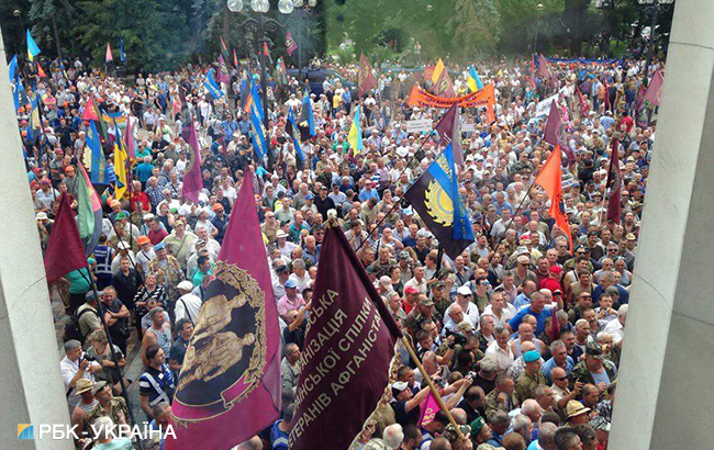 На митинге ветеранов и шахтеров под Радой начались столкновения