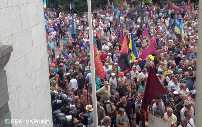 На митинге ветеранов и шахтеров под Радой начались столкновения