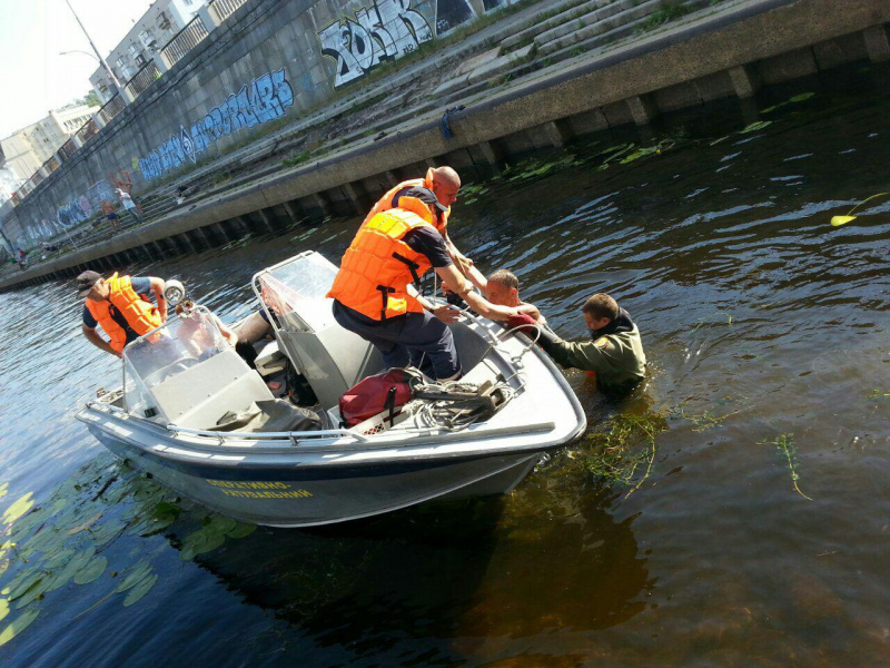 В Киеве водолазы спасли жизнь двум мужчинам