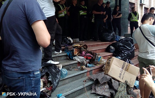 Активисты С14 принесли мусор под здание Голосеевского управления полиции