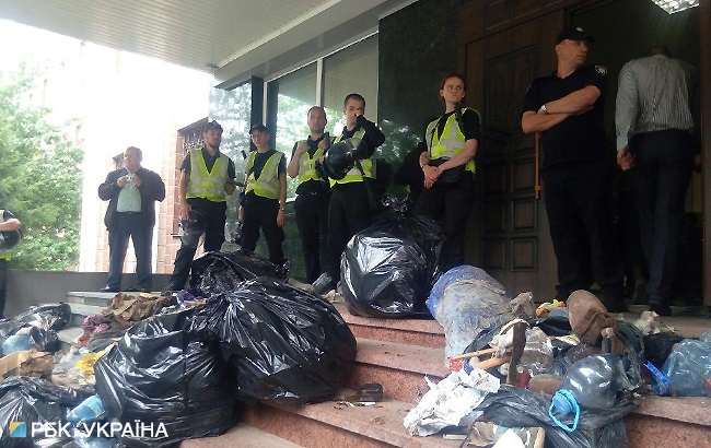 Активисты С14 принесли мусор под здание Голосеевского управления полиции