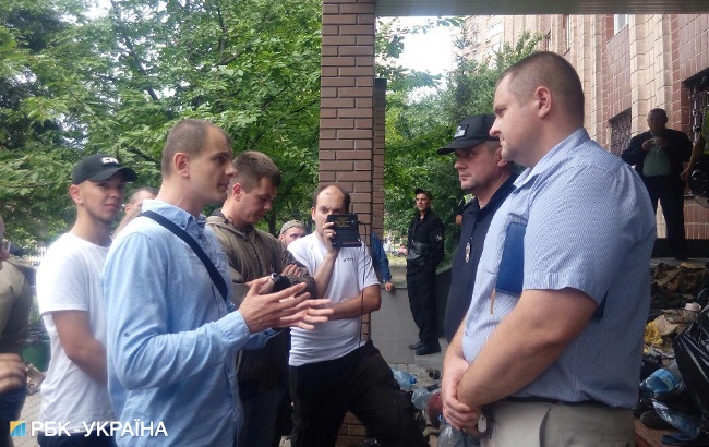 Активисты С14 принесли мусор под здание Голосеевского управления полиции