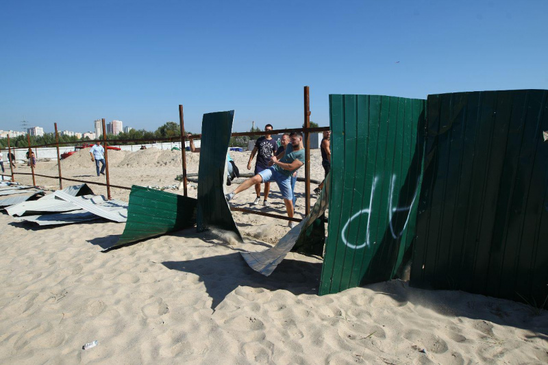 На месте скандальной застройки на Осокорках снова произошли столкновения