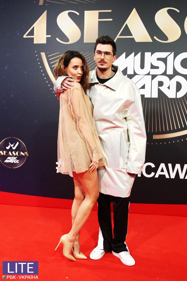 Дорофєєва в короткій сукні справила фурор на червоній доріжці "М1 Music Awards 2018"