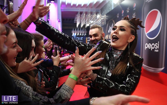 Каменських, Дорофєєва, Джамала: фото з червоної доріжки M1 Music Awards 2018