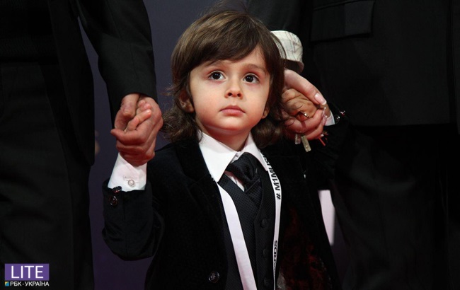 М1 Music Awards 2018: великолепная Ирина Билык вышла на красную дорожку с мужем и сыном (фото)