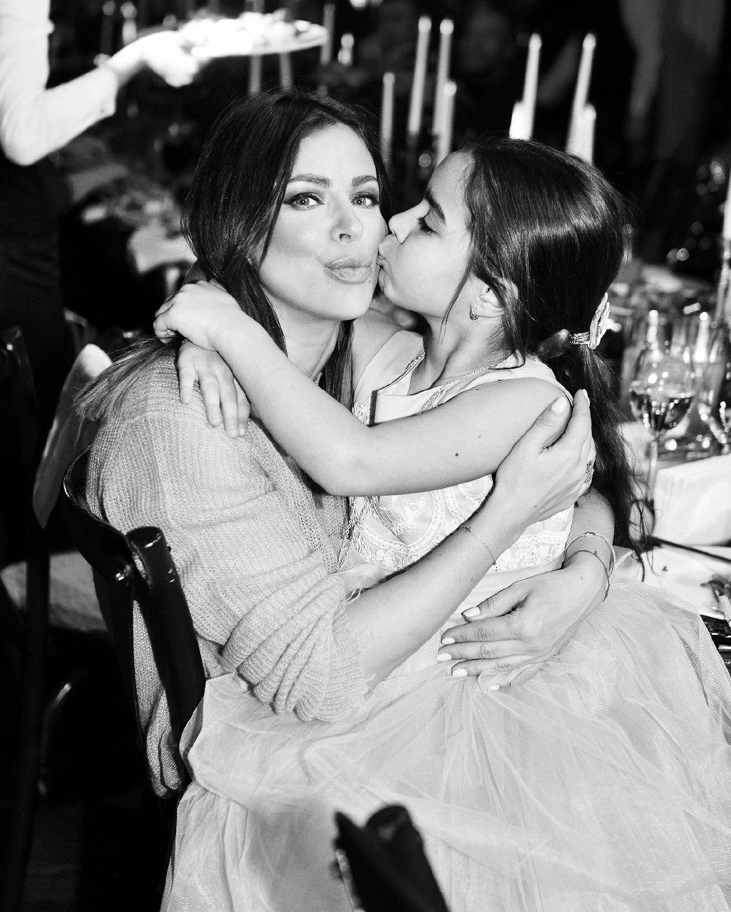 "На ребенка совсем не смотрит": Ани Лорак раскритиковали за неестественное фото с дочерью