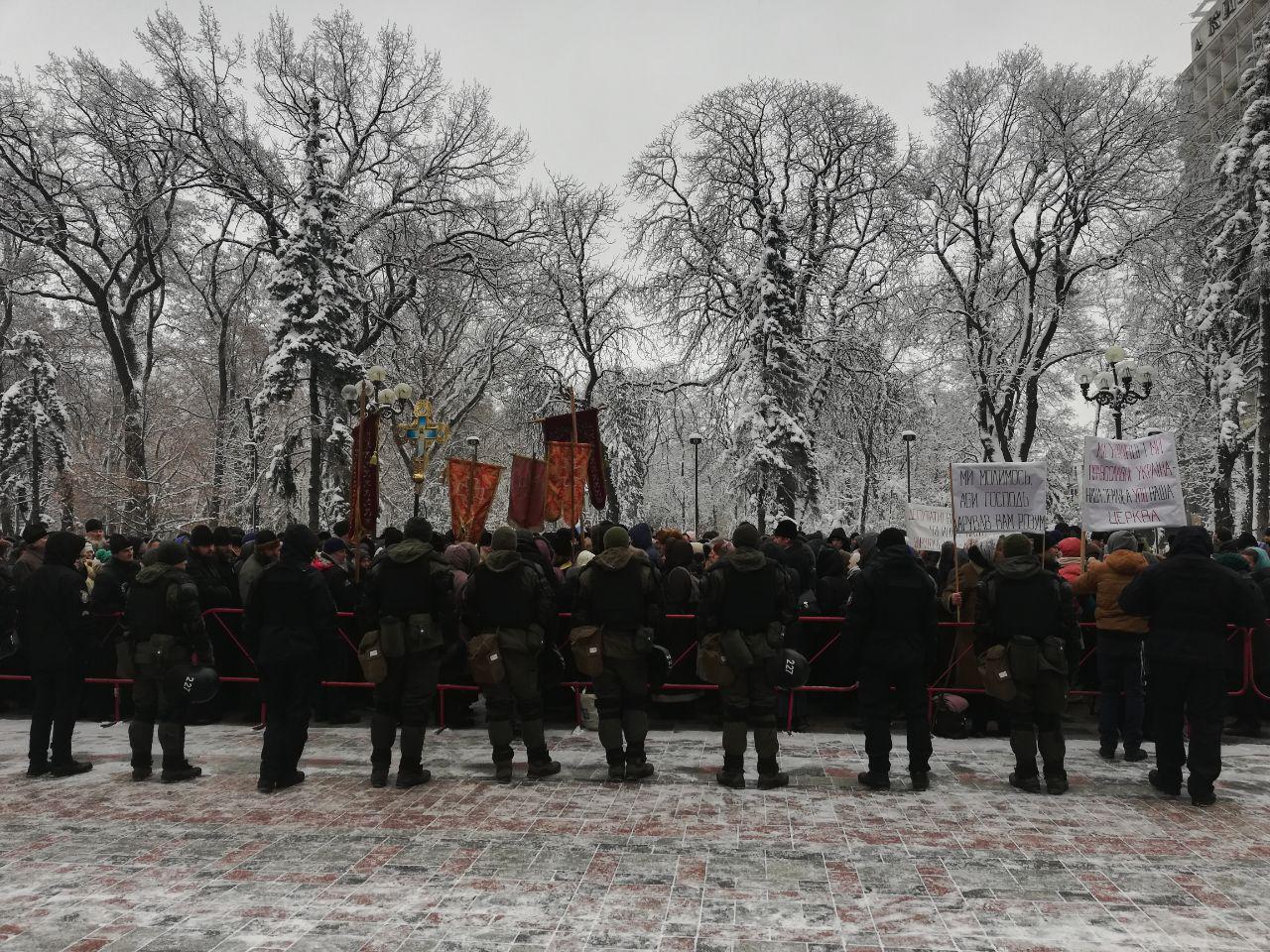 Под Радой проходит молебен против церковных законопроектов