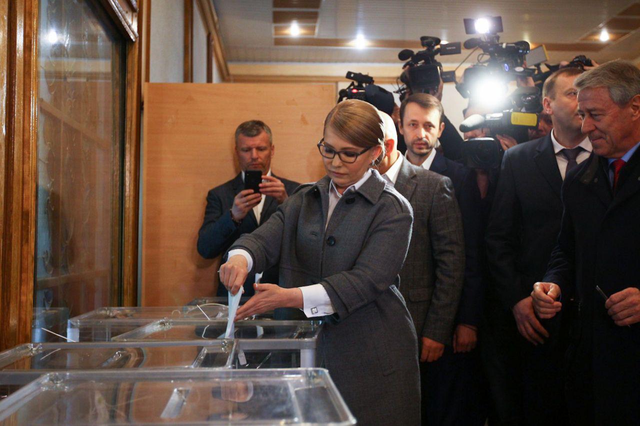 Як голосують на виборах президента політики і чиновники України