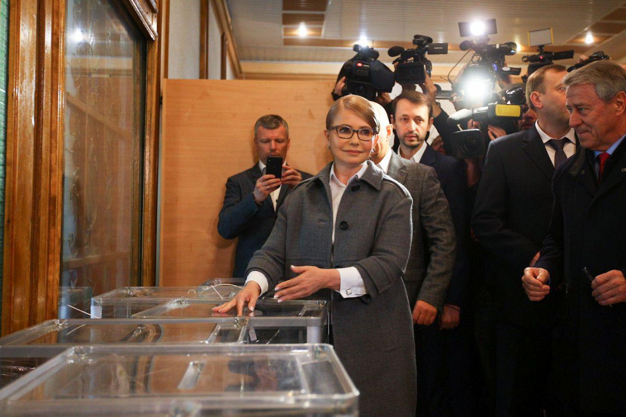 Як голосують на виборах президента політики і чиновники України