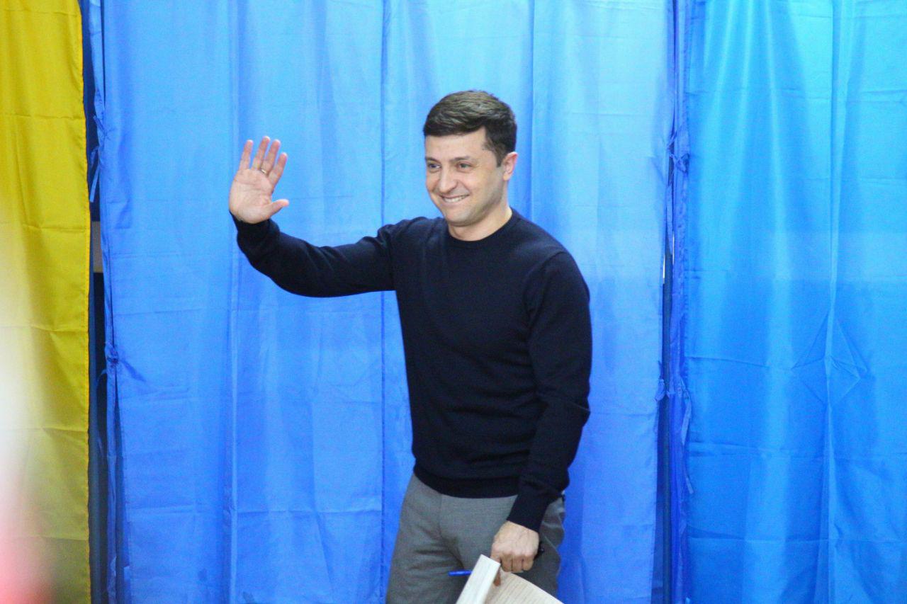 Як голосують на виборах президента політики і чиновники України