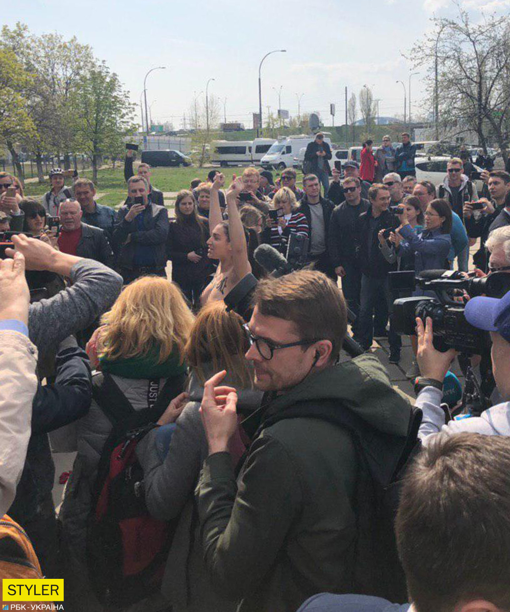 Зеленского атаковала беременная активистка Femen: фото и видео