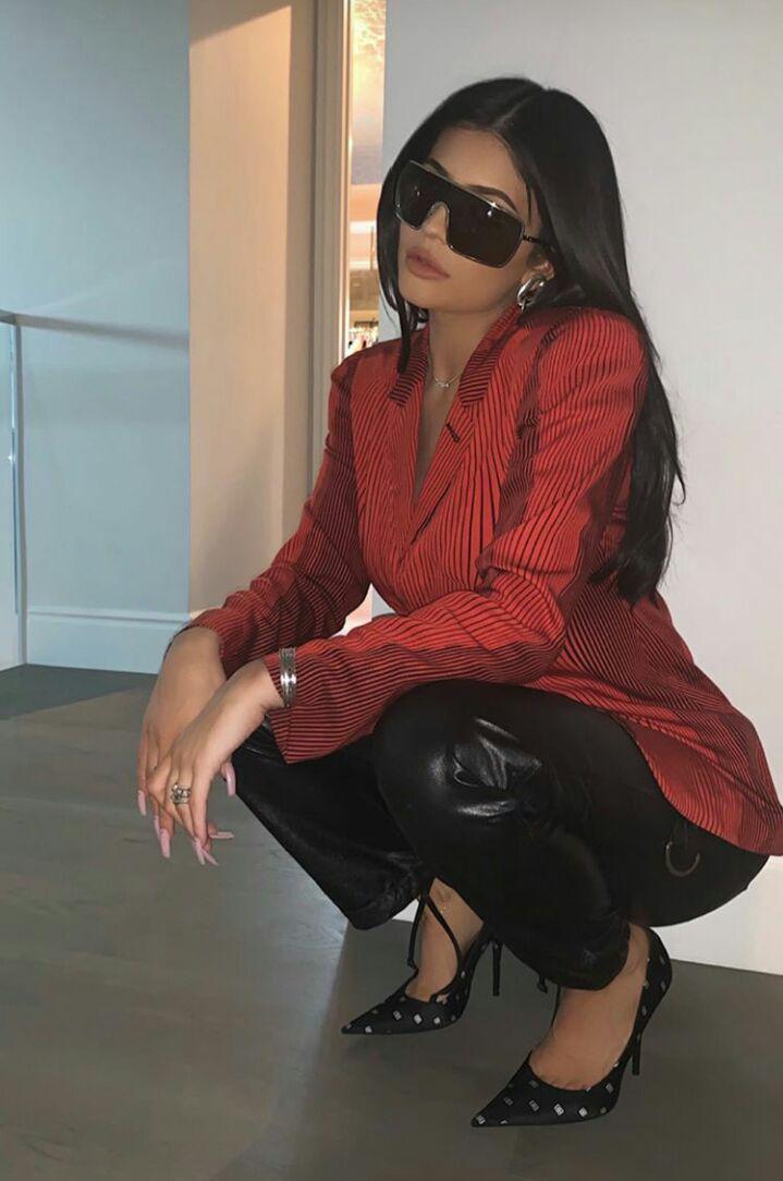 В объемном пиджаке и кружевном белье: Кайли Дженнер поделилась пикантными снимками