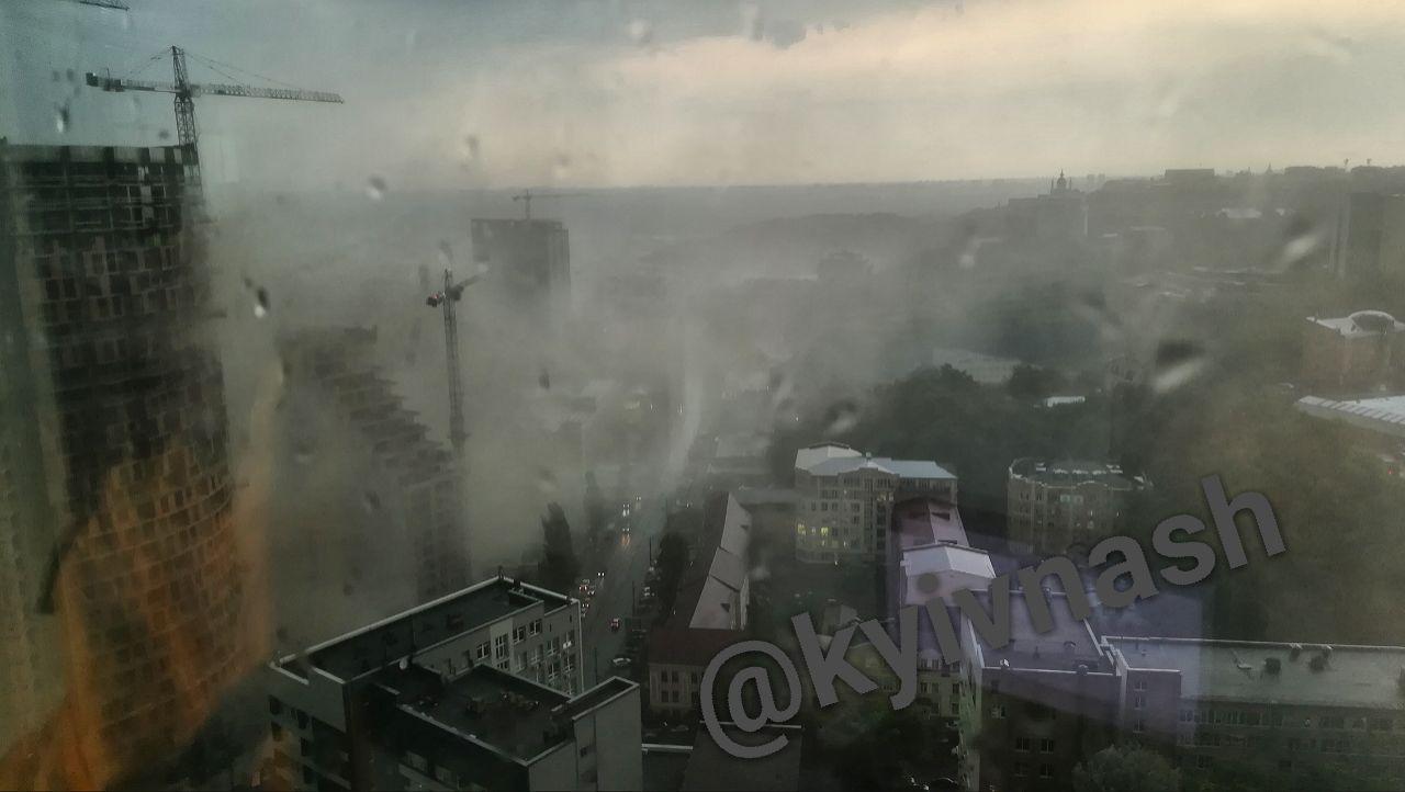 На Киев обрушилась разрушающая гроза: видео и фото стихии