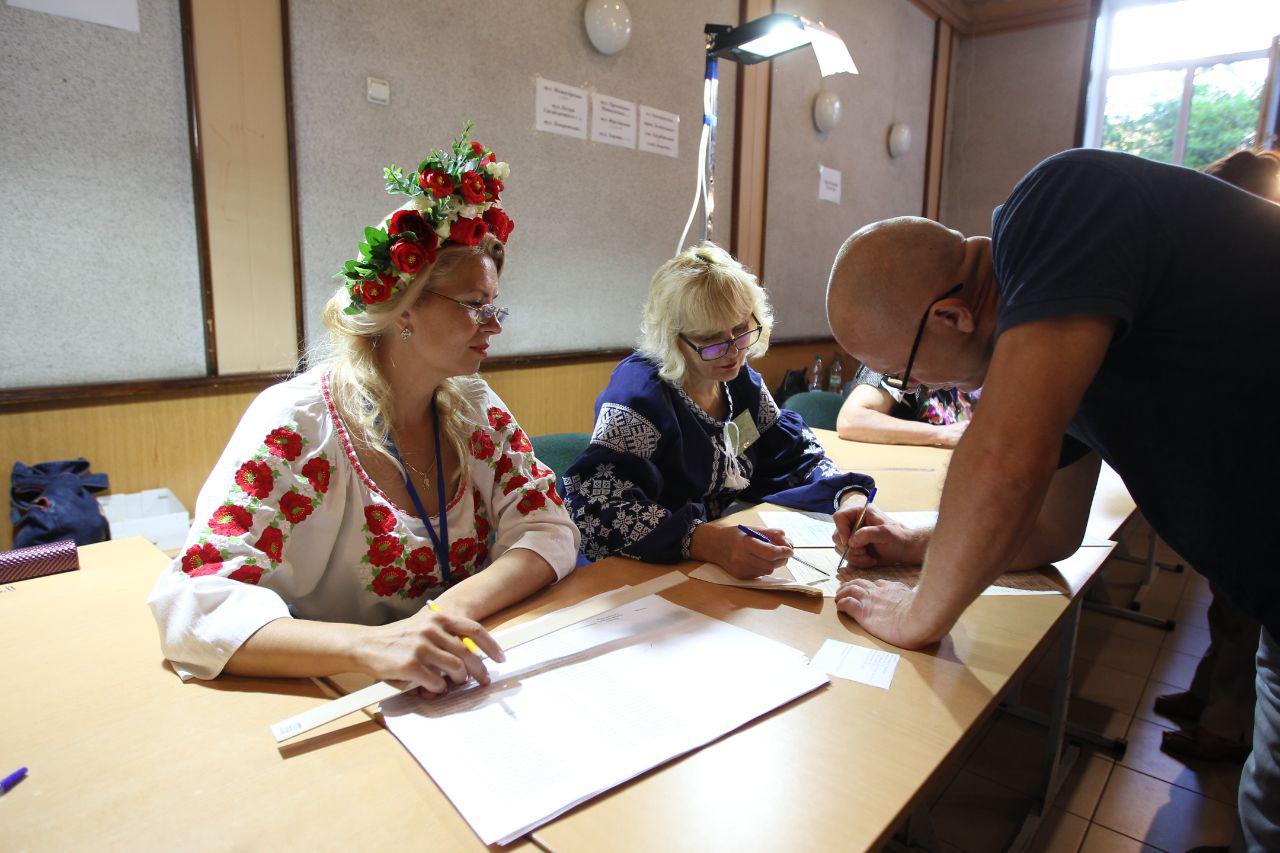 Савченко на виборах підтримали три людини: напередодні нардеп розповіла про &quot;тітушок&quot; (відео)