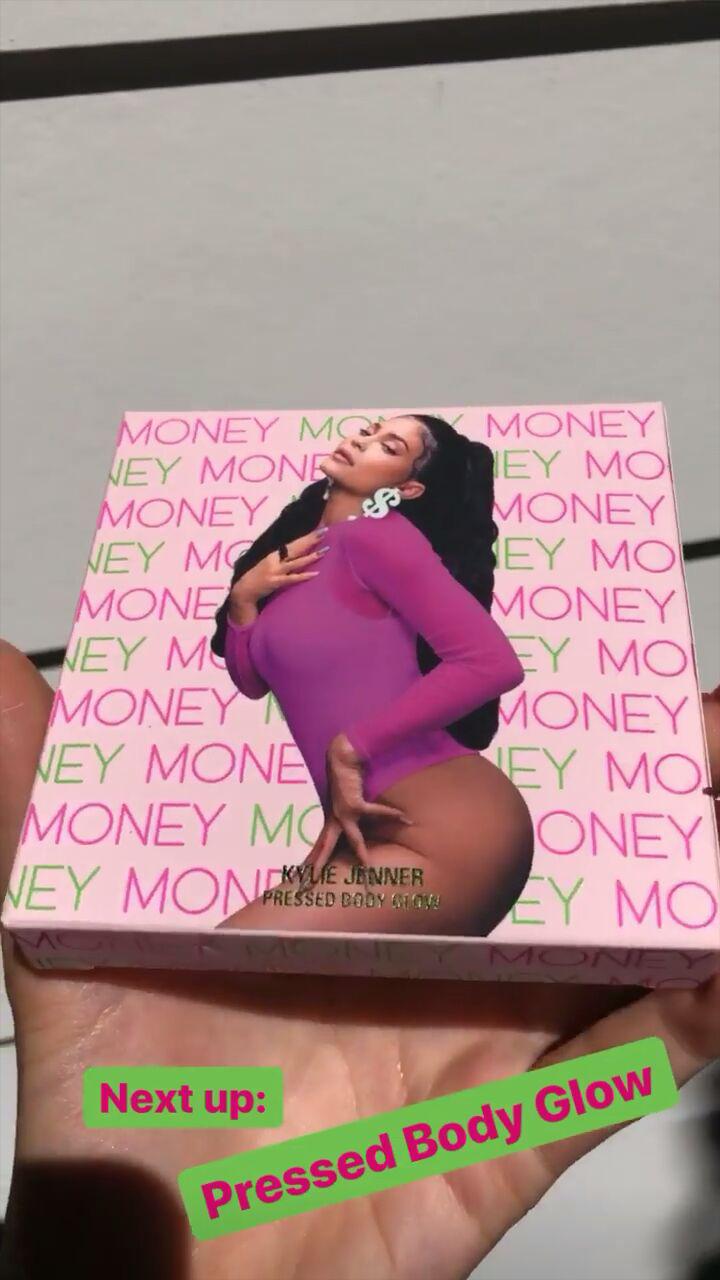 Всі гроші світу: Кайлі Дженнер підірвала мережу розкішним вбранням у вигляді купюр