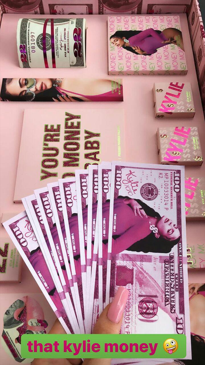 Всі гроші світу: Кайлі Дженнер підірвала мережу розкішним вбранням у вигляді купюр