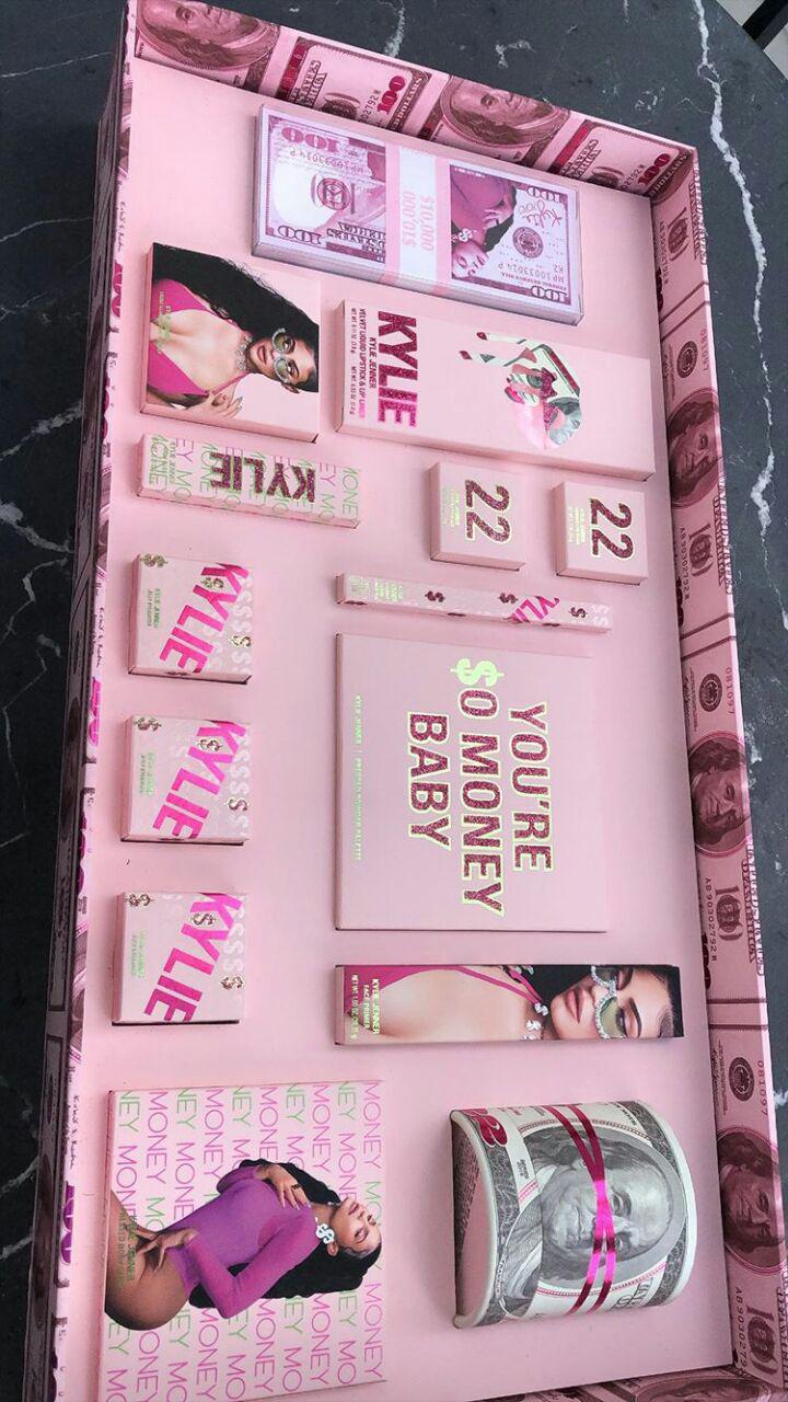 Все деньги мира: Кайли Дженнер взорвала сеть роскошным нарядом в виде купюр