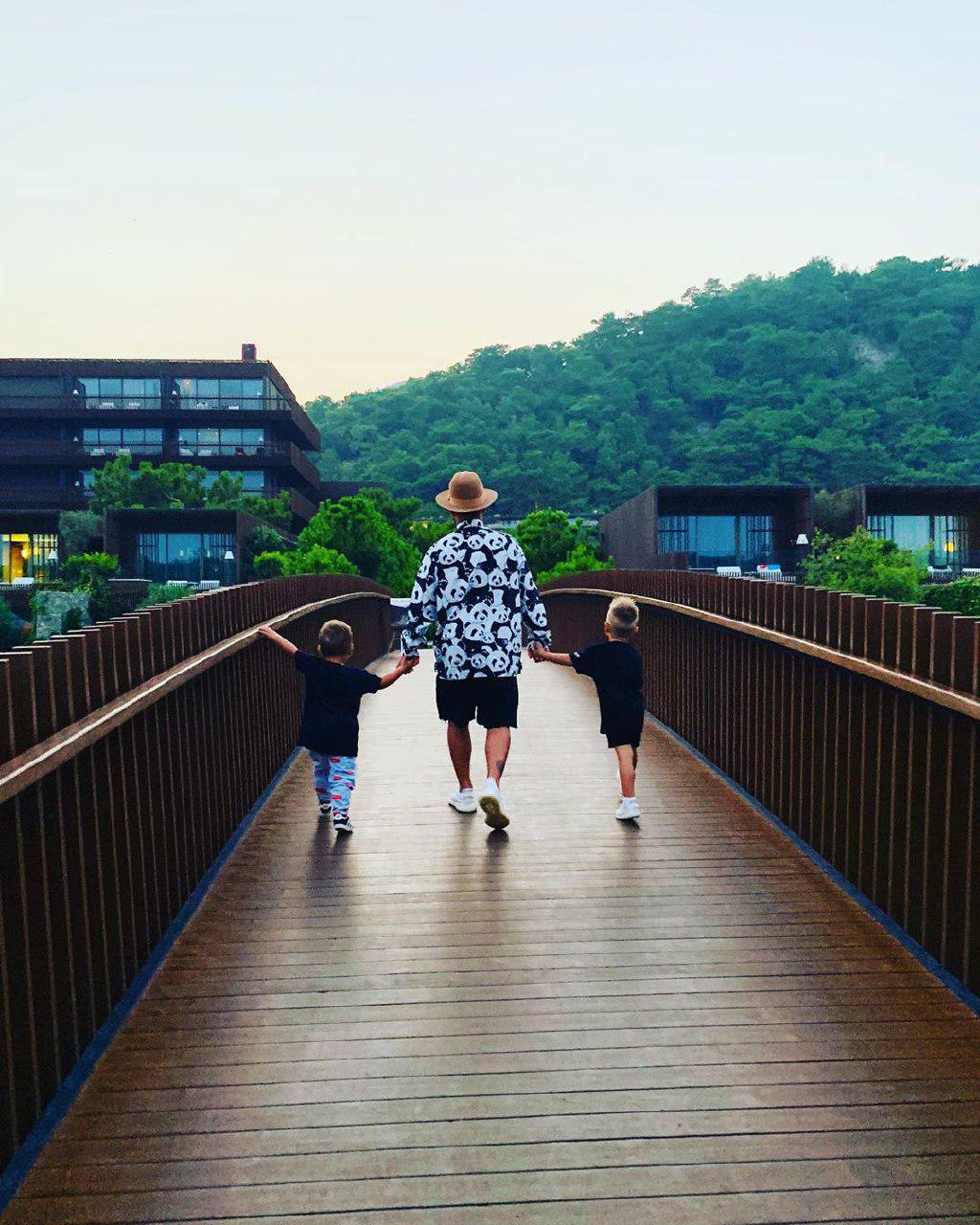 "Самая драгоценная картина": жена MONATIK'а показала рисунок сына