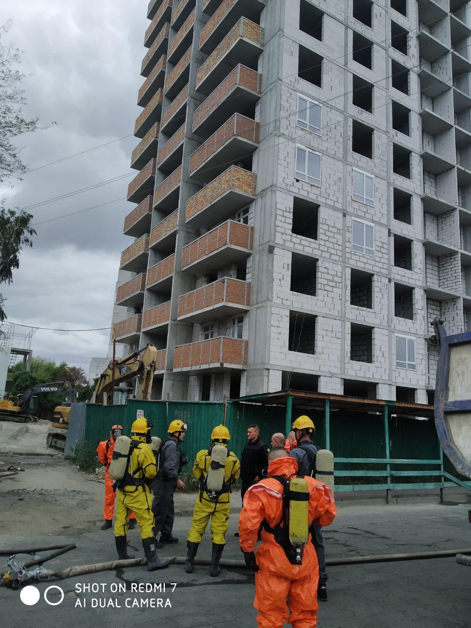 В Киеве экскаватор повредил баллоны с едкими веществами: жителей эвакуировали