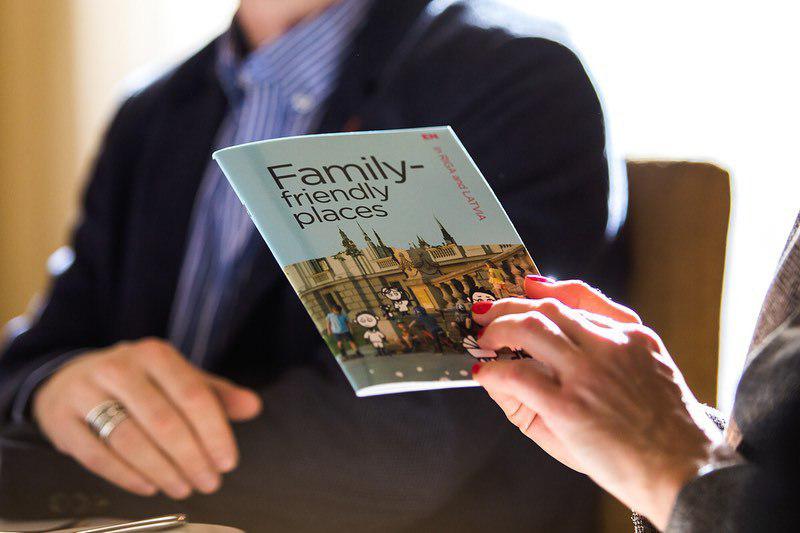 Три мами і шість діточок: Олена Зеленська поділилася новими фото