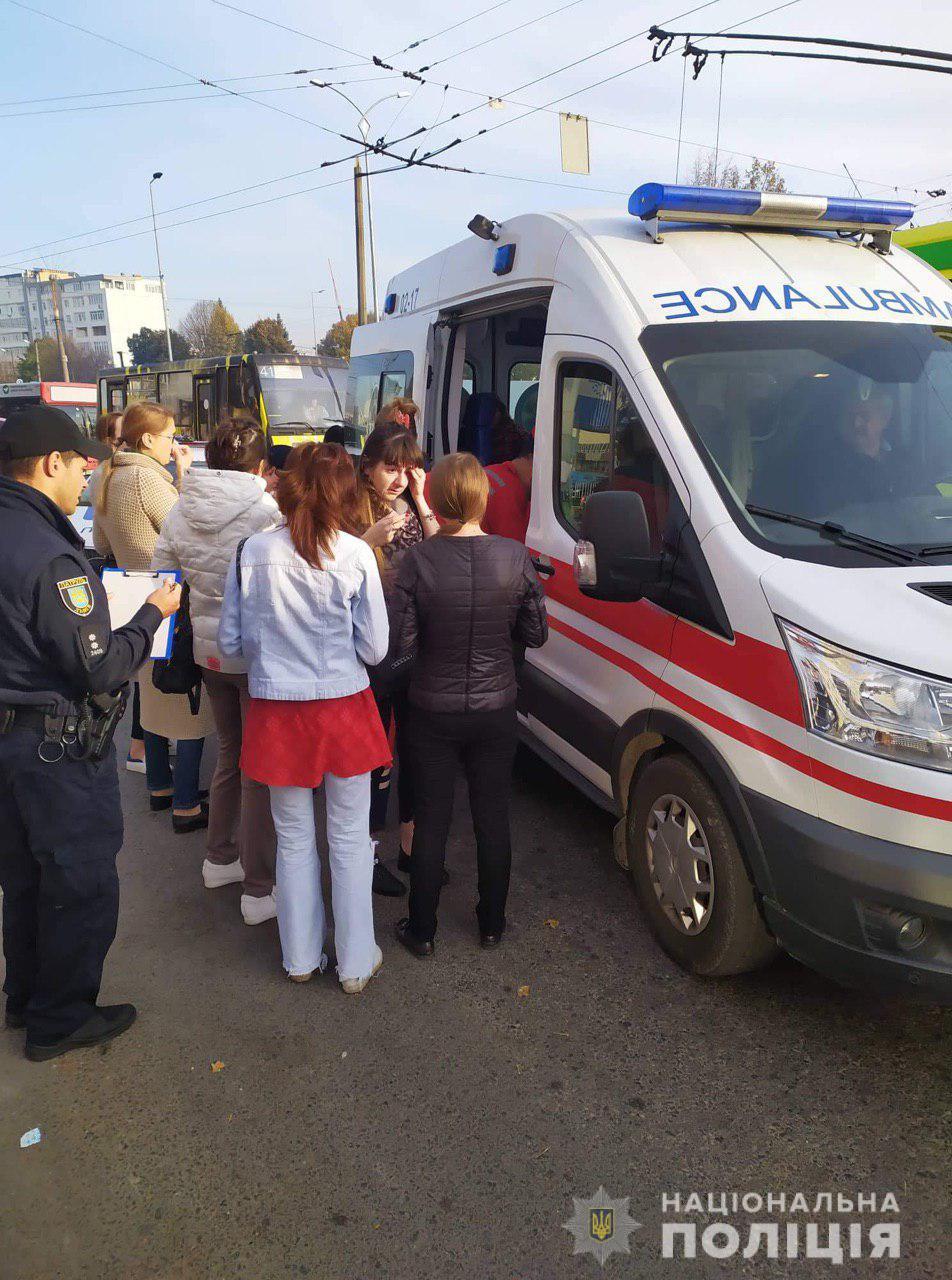Во Львове на остановке столкнулись маршрутки, есть пострадавшие