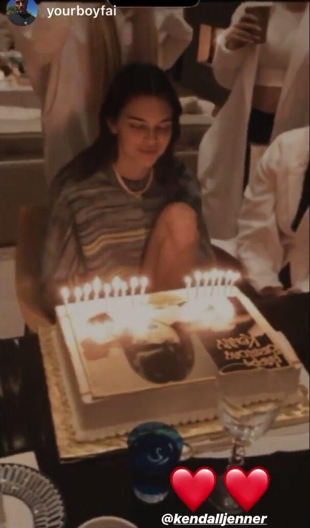 У шкіряних штанах і облягаючому джемпері: Кім Кардашьян підкреслила форми стильним вбранням