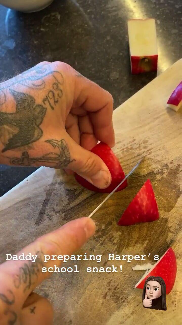 Это очень мило! Виктория и Дэвид Бекхэм с 8-летней Харпер оригинально поздравили всех с Днем доброты (видео)