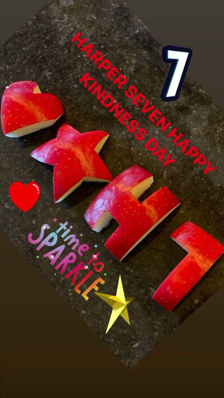 Это очень мило! Виктория и Дэвид Бекхэм с 8-летней Харпер оригинально поздравили всех с Днем доброты (видео)