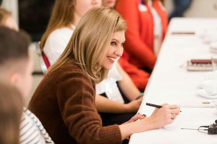 У широких штанях і джемпері: Олена Зеленська показала стильний образ на кожен день