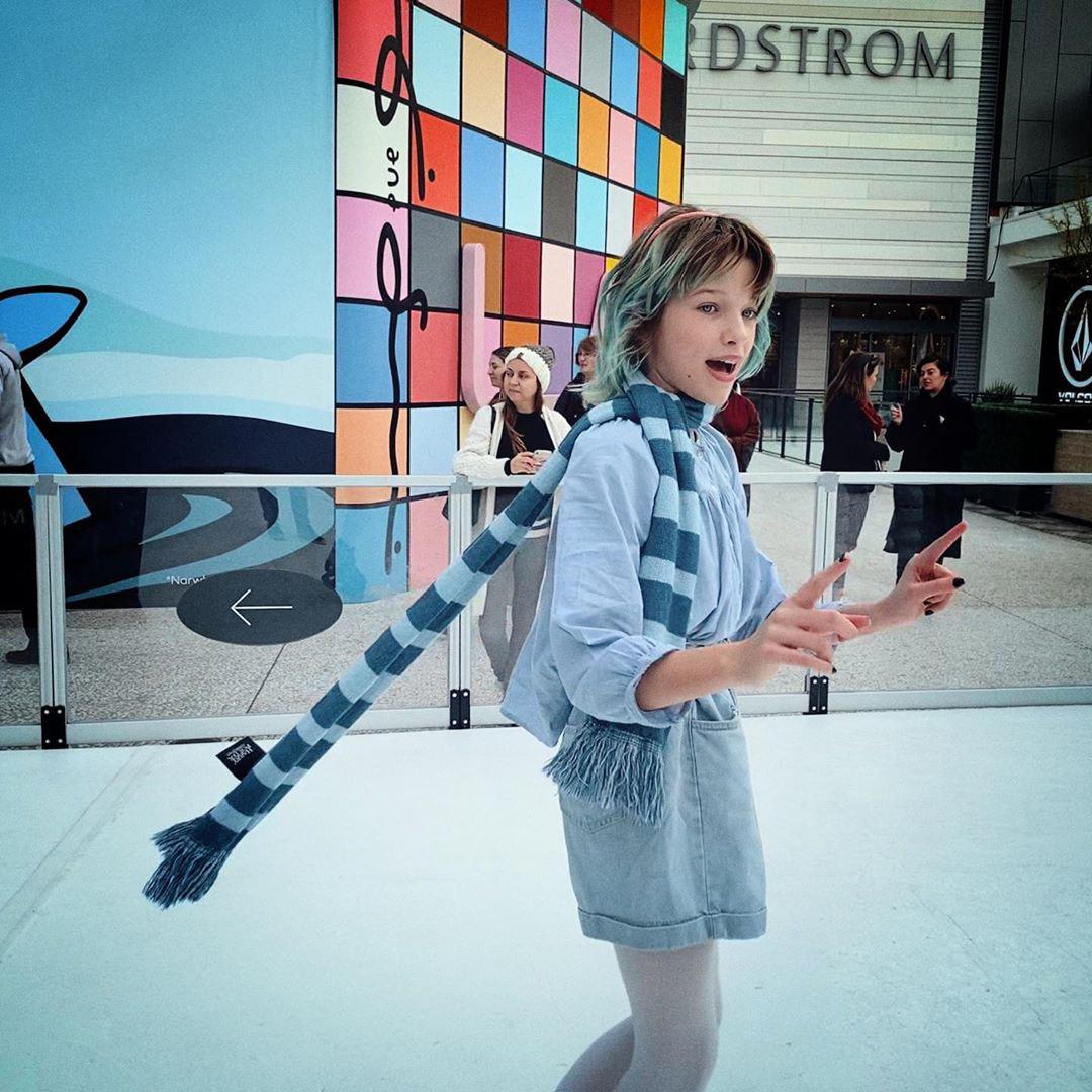 Беременная Милла Йовович поделилась трогательными фото с детьми